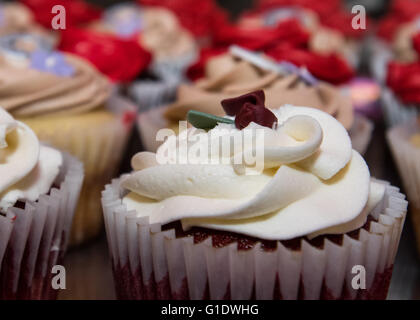 Close up of Red Velvet cupcake avec une variété de petits gâteaux dans l'arrière-plan Banque D'Images