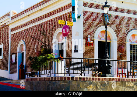 Coin de rue typique à Todos Santos, Baja Sur, au Mexique avec un charmant bâtiment en brique. Banque D'Images