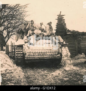 Waffen-SS hommes dans la neige Camouflage sur un char à l'hiver 1942 Front de l'Est Banque D'Images