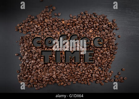 Coffee time text sur des grains de café torréfiés sur tableau noir Banque D'Images