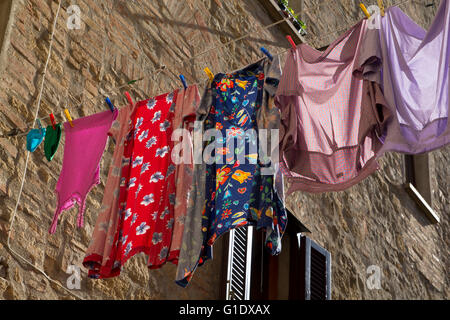 Suspendre les vêtements colorés dans la rue Banque D'Images