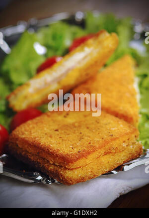 Sandwich frit italien avec jambon et fromage Banque D'Images