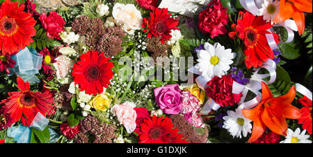 Des couronnes de fleurs fraîches colorées pour la Journée de l'Anzac memorial à l'occasion des célébrations de la Journée de l'Anzac War Memorial Bunbury, à l'ouest de l'Australie sont un hommage à tous dans la guerre. Banque D'Images