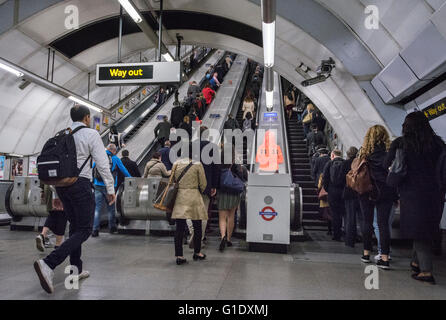 Les banlieusards bataille avec congestion à Holborn Station au cours de l'heure de pointe du matin Banque D'Images