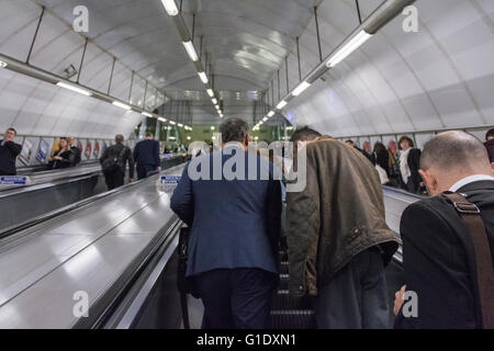 Les navetteurs se battent contre la congestion à Holborn Station pendant l'heure de pointe du matin, Londres, Angleterre, Royaume-Uni Banque D'Images