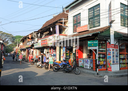 Fort Cochin, Inde - 16 janvier 2015 : les touristes shopping dans les boutiques de Fort Cochin sur l'Inde Banque D'Images