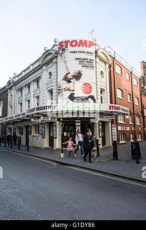 Le Stomp comédie musicale au théâtre Les nouveaux ambassadeurs à Londres, Royaume-Uni Banque D'Images