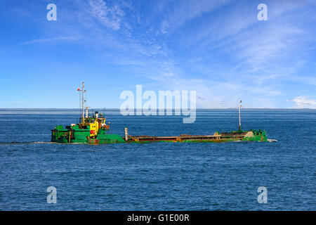 Chaland servant au transport de gravier, sable dragué dans la mer. Banque D'Images