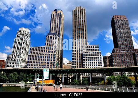 New York City : tour moderne en appartement de luxe, de nombreux tours construites par Donald Trump, donnent sur le parc Riverside Banque D'Images