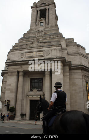 Freemasons' Hall Grand Lodge Great Queen Street Londres. monté policier passant sur l'image de crédit (©Jack Ludlam) Banque D'Images