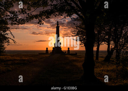 Coucher du soleil à la Combe Hill Memorial, près de Wendover dans Buckinghamshire. Banque D'Images