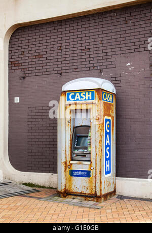 Rusty et météo cash machine ATM kiosque, endommagés par le sel, la mer et la météo, UK Banque D'Images