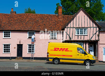 Le service de messagerie DHL van passant maisons du village de Long Melford, Suffolk, Angleterre, Royaume-Uni Banque D'Images