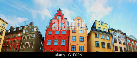 Le rouge et le jaune des bâtiments iconiques sur Stortorget, une petite place publique à Gamla Stan, la vieille ville dans le centre de Stockholm, Suède Banque D'Images