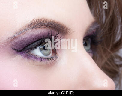 Close-up shot of female eye make-up en rose Banque D'Images