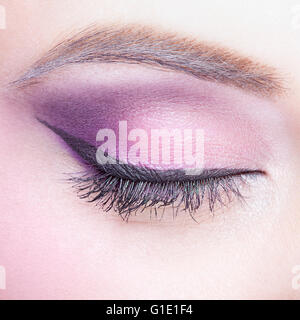 Close-up shot of female eye make-up en rose Banque D'Images