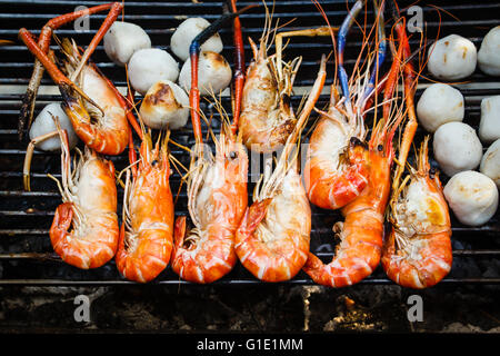 Gambas grillées sur le barbecue de la fête. Banque D'Images