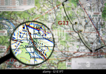 Plan de vol avec loupe, et verres Banque D'Images