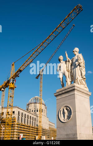 Statue historique sur Palace Bridge construction à côté de l'emplacement de new Berlin Palace, (Schloss) à Mitte Berlin Allemagne Banque D'Images