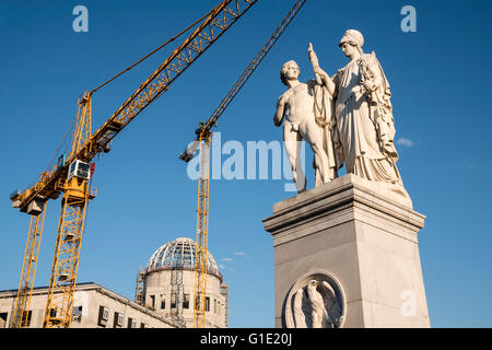 Statue historique sur Palace Bridge construction à côté de l'emplacement de new Berlin Palace, (Schloss) à Mitte Berlin Allemagne Banque D'Images