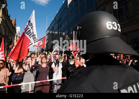 Pro-réfugiés pro , l'aile gauche de l'immigration contre l'étape de manifestants protester contre les manifestants d'extrême droite à Berlin le 7 Ma Banque D'Images