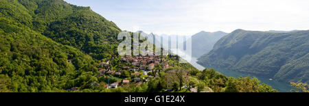 Panorama sur le village de bres sur le lac de Lugano, Suisse Banque D'Images