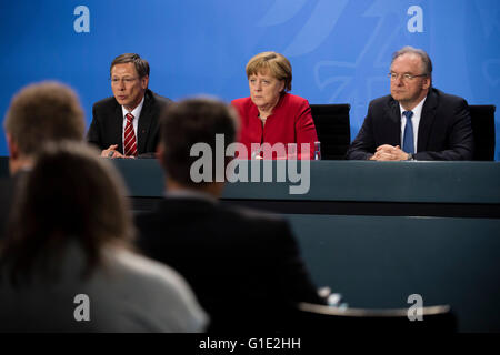 Berlin, Allemagne. 12 mai, 2016. Le maire de Brême, Carsten Sieling (SPD, l-r), la chancelière allemande Angela Merkel (CDU) et le Premier Ministre de la Saxe-Anhalt, Reiner Haseloff, assister à une conférence de presse conjointe après une conférence des chefs d'état avec Merkel sur l'expansion des énergies renouvelables à Berlin, Allemagne, 12 mai 2016. Photo : Gregor Fischer/dpa/Alamy Live News Banque D'Images