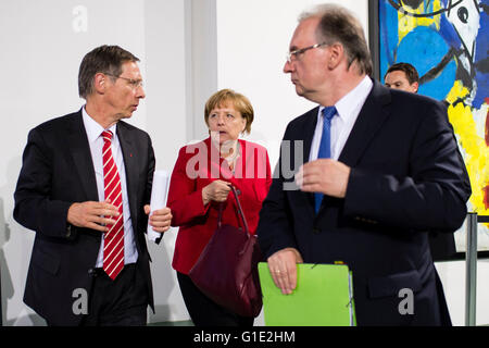 Berlin, Allemagne. 12 mai, 2016. Le maire de Brême, Carsten Sieling (SPD, L-R), la chancelière allemande Angela Merkel (CDU) et le Premier Ministre de la Saxe-Anhalt, Reiner Haseloff, arrivent pour une conférence de presse conjointe après une conférence des chefs d'état avec Merkel sur l'expansion des énergies renouvelables à Berlin, Allemagne, 12 mai 2016. Photo : Gregor Fischer/dpa/Alamy Live News Banque D'Images