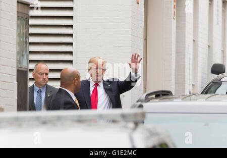 Washington DC, USA. 12 mai, 2016. Candidat présidentiel républicain Donald Trump, le candidat du Parti Républicain présomptif à la présidence des États-Unis, les vagues comme il arrive pour une réunion avec le président de l'US House Paul Ryan (républicain du Wisconsin) au comité du Congrès républicain national siège à Washington, DC, le 12 mai 2016. Dpa : Crédit photo alliance/Alamy Live News Banque D'Images