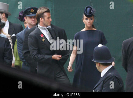 Londres, Grande-Bretagne. Apr 29, 2011. La star du football David Beckham (C) et de son épouse Victoria arrivent à l'abbaye de Westminster pour la cérémonie de mariage du Prince William et Kate Middleton à Londres, Grande-Bretagne, 29 avril 2011. Quelque 1 900 clients ont été invités à la cérémonie de mariage royal. Photo : Patrick van Katwijk |/dpa/Alamy Live News Banque D'Images