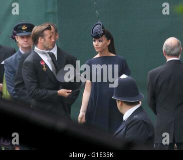 Londres, Grande-Bretagne. Apr 29, 2011. La star du football David Beckham (L) et sa femme Victoria arrivent à l'abbaye de Westminster pour la cérémonie de mariage du Prince William et Kate Middleton à Londres, Grande-Bretagne, 29 avril 2011. Quelque 1 900 clients ont été invités à la cérémonie de mariage royal. Photo : Patrick van Katwijk |/dpa/Alamy Live News Banque D'Images