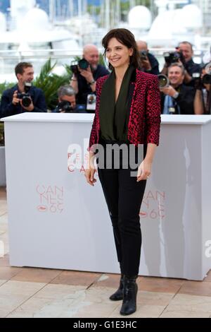 Cannes, France. 13 mai, 2016. Acteur Juliette Binoche pose lors d'un photocall pour le film "Loute" (Slack Bay) au cours de la 69e édition du Festival de Cannes à Cannes, France, le 13 mai 2016. Credit : Jin Yu/Xinhua/Alamy Live News Banque D'Images