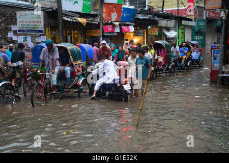 Dhaka, Bangladesh. 13 mai, 2016. Essayez de conduire des véhicules et les citoyens sont inondés de marcher dans les rues de Dhaka au Bangladesh. Le 1 septembre, 2015 averse de mousson ont causé des inondations dans la plupart des domaines de la ville de Dhaka, Bangladesh. Les routes étaient submergées ce qui rend les déplacements lents et dangereux. Mamunur Rashid/crédit : Alamy Live News Banque D'Images