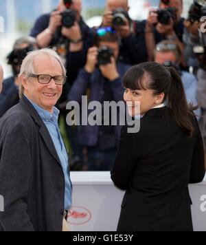 Cannes, France. 13 mai, 2016. Réalisateur (L) pose avec Hayley acteur Squires lors d'un photocall pour le film 'I, Daniel Blake' en compétition au 69e Festival du Film de Cannes, France, le 13 mai 2016. Credit : Jin Yu/Xinhua/Alamy Live News Banque D'Images