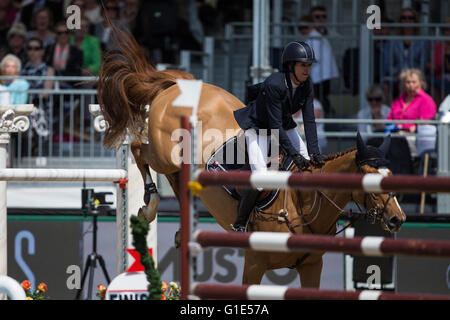 Grand parc de Windsor, Windsor, Royaume-Uni. 13 mai, 2016. Royal Windsor Horse Show. Laura Kraut sur Speed Stakes. Credit : Action Plus Sport/Alamy Live News Banque D'Images