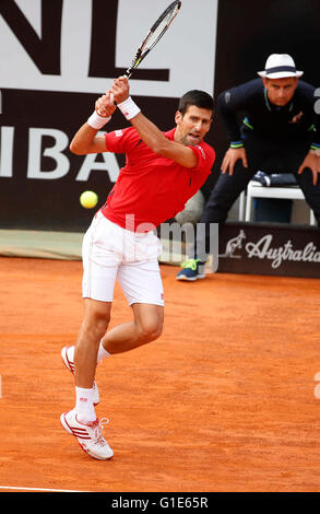 Rome, Italie. 13 mai, 2016. Novak Djokovic la Serbie au cours du quart de finale de l'Open de tennis italienne BNL2016 tournoi contre Rafael Nadal d'Espagne à l'Foro Italico à Rome, Italie, le 13 mai 2016 Crédit : agnfoto/Alamy Live News Banque D'Images