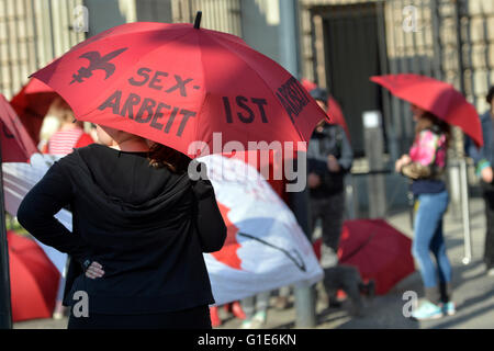 Berlin, Allemagne. 13 mai, 2016. Les prostituées qui manifestent contre une nouvelle loi sur la prostitution en face du Bundesrat à Berlin, Allemagne, 13 mai 2016. PHOTO : MAURIZIO GAMBARINI/dpa/Alamy Live News Banque D'Images