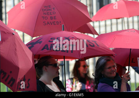 Berlin, Allemagne. 13 mai, 2016. Les prostituées qui manifestent contre une nouvelle loi sur la prostitution en face du Bundesrat à Berlin, Allemagne, 13 mai 2016. PHOTO : MAURIZIO GAMBARINI/dpa/Alamy Live News Banque D'Images