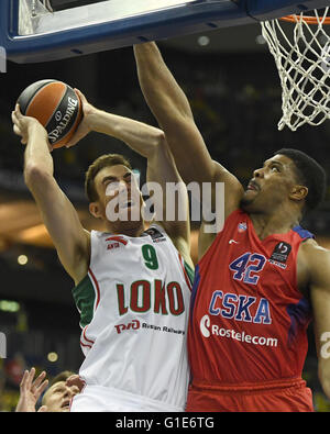 Berlin, Allemagne. 13 mai, 2016. Kyle Hines (R) de CSKA Moscou en action contre Victor Claver du Lokomotiv Kuban Krasnodar durant la finale de l'Euroleague quatre première demi-finale match de basket-ball entre le CSKA Moscou et le Lokomotiv Kuban Krasnodar à Mercedes-Benz Arena de Berlin, Allemagne, 13 mai 2016. Foto : Sören le Stache/dpa/Alamy Live News Banque D'Images