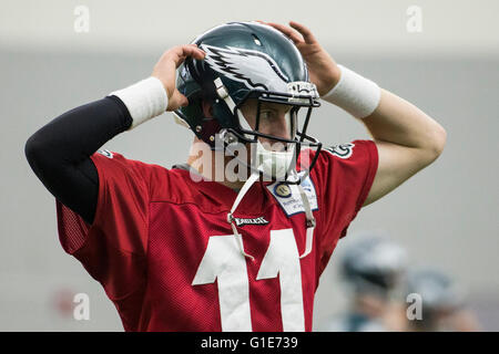 Philadelphie, Pennsylvanie, USA. 13 mai, 2016. Philadelphia Eagles quarterback Carson Wentz (11) ressemble à l'onduring Rookie Minicamp complexe NovaCare à Philadelphie, Pennsylvanie. Christopher Szagola/CSM/Alamy Live News Banque D'Images