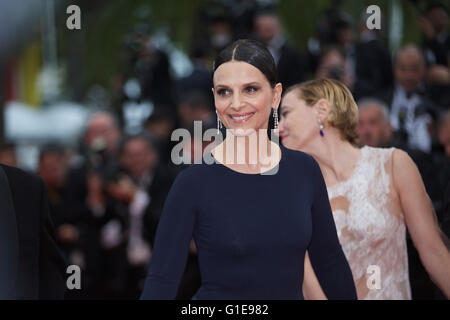 Cannes, France. 13 mai, 2016. Acteur Juliette Binoche pose sur le tapis rouge lors de son arrivée à la projection du film "loute" (Slack Bay) à la 69ème Festival du Film de Cannes, France, le 13 mai 2016. Credit : Jin Yu/Xinhua/Alamy Live News Banque D'Images