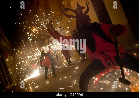 Barcelone, Catalogne, Espagne. 25 Jan, 2014. L'image de fichier - danse Diables au milieu des pièces pyrotechniques. Le Festival de Els Foguerons de Sa Pobla est une célébration majorquin détenus dans le quartier Gràcia de Barcelone depuis 1993, et dispose de folklore catalan avec des personnages traditionnels comme des diables avec Fireworks, géants de la danse et des tours humaines. 'Correfocs' (Runfires) sont une ancienne tradition catalane traditionnelle et où les gens habillés en démons sauter des pétards et des fusées éclairantes. © Jordi Boixareu/ZUMA/Alamy Fil Live News Banque D'Images