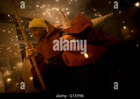 Barcelone, Catalogne, Espagne. Août 18, 2013. L'image de fichier - Démons exécute au milieu de la pyrotechnie au cours de la célébration de Sant Roc Festival de Barcelone .Correfocs, une vieille tradition catalane où les gens habillés en démons faire exploser des pétards et des fusées éclairantes, prendre part aux célébrations pour le Festival Sant Roc dans le quartier gothique de Barcelone. © Jordi Boixareu/ZUMA/Alamy Fil Live News Banque D'Images