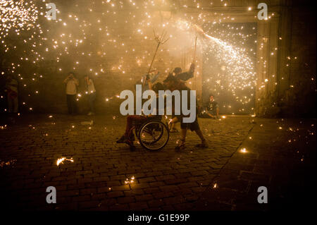 Barcelone, Catalogne, Espagne. Août 18, 2012. L'image de fichier - Devil dans un fauteuil roulant pendant un correfoc pour la célébration de Sant Roc Festival dans le quartier gothique de Barcelone. 'Correfocs' (Runfires) sont une ancienne tradition catalane traditionnelle et où les gens habillés en démons sauter des pétards et des fusées éclairantes. © Jordi Boixareu/ZUMA/Alamy Fil Live News Banque D'Images