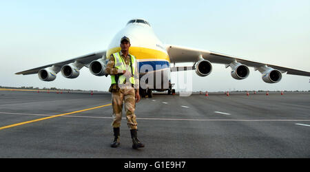 New Delhi, Inde. 13 mai, 2016. Une force de sécurité états protecteurs en avant de l'avion Antonov An-225 Mriya à l'aéroport international Rajiv Gandhi à Hyderabad, Inde, le 13 mai 2016. Le plus grand avion de cargaison, Antonov An-225 Mriya, est arrivé en Inde en provenance du Turkménistan tôt vendredi matin. © Stringer/Xinhua/Alamy Live News Banque D'Images