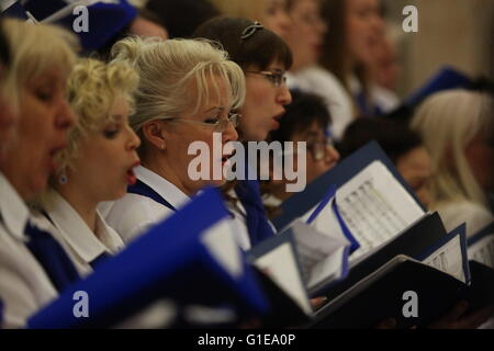 Moscou, Russie. 14 mai, 2016. Les membres de la chorale effectuer dans le métro de Moscou, Russie, le 14 mai 2016. Un opéra concert a eu lieu dans la région de métro de Moscou pour célébrer l'anniversaire du métro était âgé. Credit : Evgeny Sinitsyn/Xinhua/Alamy Live News Banque D'Images