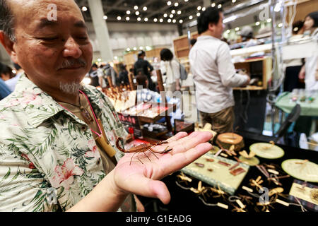 Tokyo, Japon. 14 mai, 2016. La 43e Fête de la conception, le plus grand festival d'art à l'Asie, débute à Tokyo le samedi 14 mai 2016, Tokyo, Japon. Plus de 12 000 artistes exposent, d'acheter et de vendre leur travail au cours de l'activité semestrielle qui est considérée comme la plus importante de l'Asie et l'art performance festival. Plus de 60 000 visiteurs sont attendus à l'événement qui a eu lieu les 14 et 15 mai au Tokyo Big Sight. Credit : Rodrigo Reyes Marin/AFLO/Alamy Live News Banque D'Images