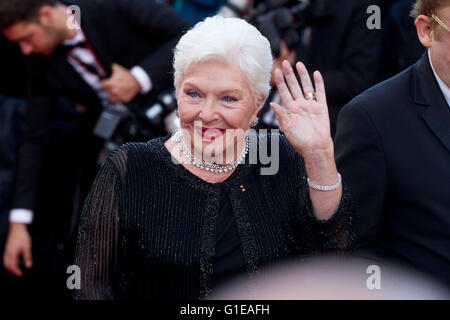 Line Renaud assiste à la Société 'cafe' premiere et la Soirée d'ouverture du 69e Gala annuel au cours du Festival de Cannes au Palais des Festivals le 11 mai 2016 à Cannes, France. (Photo par Elyxandro Cegarra/Pacific Press) Banque D'Images