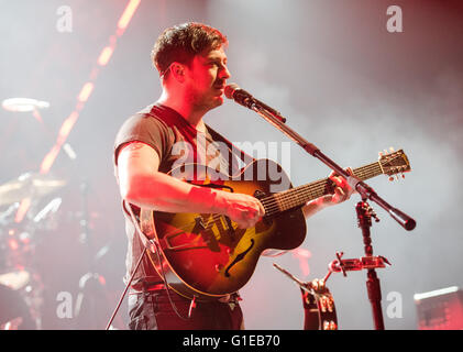 Hambourg, Allemagne. 13 mai, 2016. Le groupe Mumford & Sons à Barclaycard Arena de Hambourg, Allemagne, 13 mai 2016. PHOTO : DANIEL BOCKWOLDT/dpa/Alamy Live News