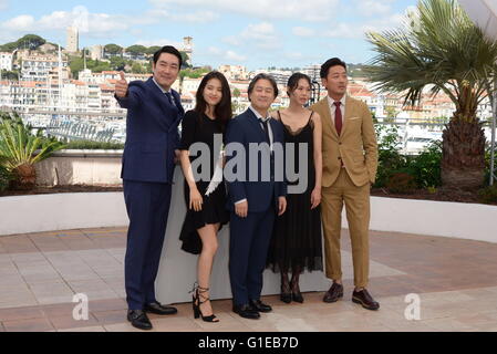 Cannes, France. Le 11 mai, 2016. CANNES, FRANCE - 14 MAI : (L-R) Jin-Woong Cho acteur, actrice Kim Tae-Ri directeur, Park Chan-Wook, actrice et acteur Kim Min-Hee Ha Jung-Woo assister à 'La servante (Mademoiselle)' photocall lors de la 69 e assemblée annuelle du Festival du Film de Cannes au Palais des Festivals le 14 mai 2016 à Cannes, France. © Frédéric Injimbert/ZUMA/Alamy Fil Live News Banque D'Images